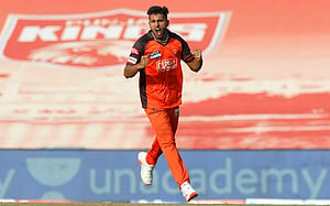শেষ ওভারে শূন্য রানে ৩ উইকেট, অবিশ্বাস্য উমরান মালিকে মুগ্ধতা