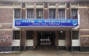 সালথায় পুলিশের হাত থেকে আসামি ছিনিয়ে নিল নারীরা