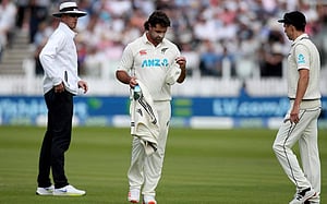 ডি গ্র্যান্ডহোমকে লম্বা সময়ের জন্য হারাল নিউ জিল্যান্ড