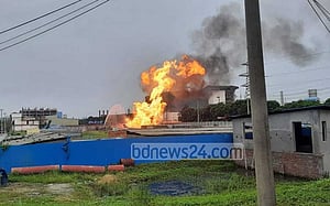 আদমজী ইপিজেডে পাইলিংয়ের সময় গ্যাস পাইপ ফেটে আগুন