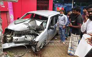 বিদ্যুতের খুঁটিতে প্রাইভেটকারের ধাক্কা, চালকসহ ৩ প্রাণহানি