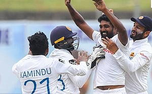 চান্দিমালের দ্বিশতকের পর অস্ট্রেলিয়াকে গুঁড়িয়ে দিলেন জয়াসুরিয়া