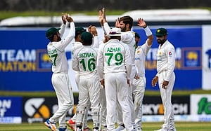 শ্রীলঙ্কাকে অল্পতে থামিয়ে স্বস্তিতে নেই পাকিস্তানও