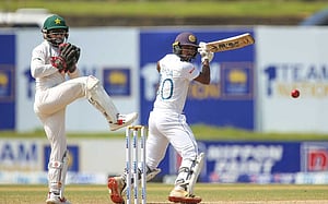 আবারও উজ্জ্বল চান্দিমাল, নওয়াজের প্রথম ৫ উইকেট