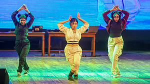 ‘হিপ হপ’ এ মঞ্চ মাতালেন শিল্পীরা