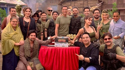 A photo from the sets of Welcome to the Jungle