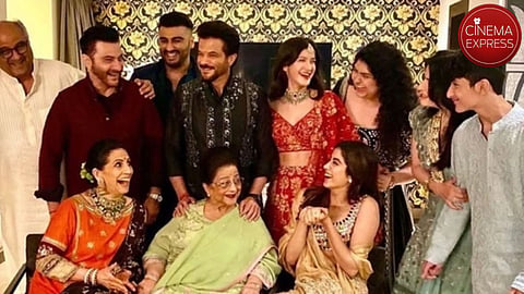 Anil Kapoor along with his mother and rest of the family