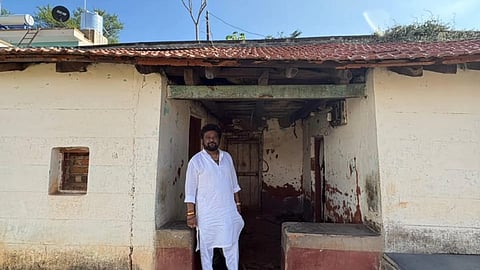  Jaggesh on the road that raised him