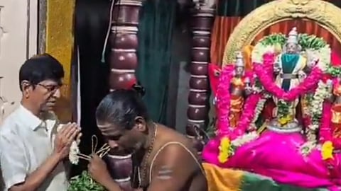 Vijay's father SA Chandrasekhar offering prayers