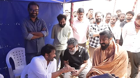 Chiranjeevi and Sukumar pay a surprise visit to Peddi sets
