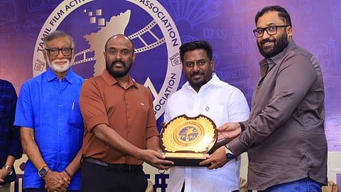Aan Paavam Pollathathu recognised by producers association and minister Rajmohan