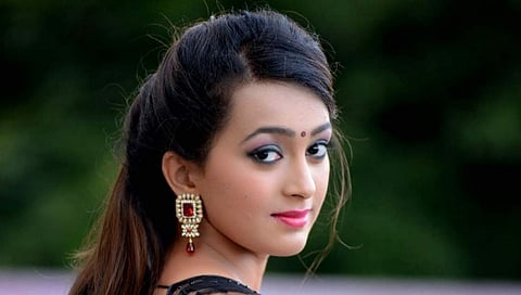 Ester Noronha turns ‘item girl’ for Athiratha