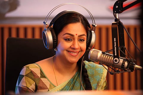 Kaatrin Mozhi Review: A risk-free, saccharine remake