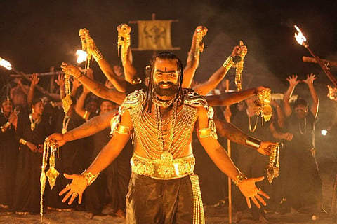 Oru Nalla Naal Paathu Solren Review : A mirthless, bizarre attempt at a comedy