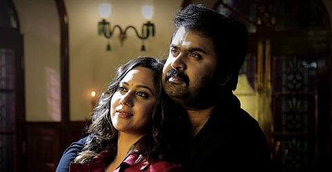 Ente Mezhuthiri Athazhangal Review: A family-friendly love story that doesn't take itself too seriously