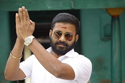 Annanuku Jai Review: Humour saves this party