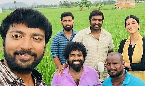 Vijay Sethupathi, Shruti Haasan,  Kalaiyarasan and Daniel from the shoot of  SP Jhananathan's Laabam.