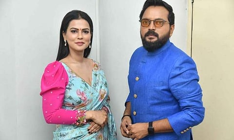 Sharmiela Mandre ventures into production with the Tamil film, Sila Nodigalil