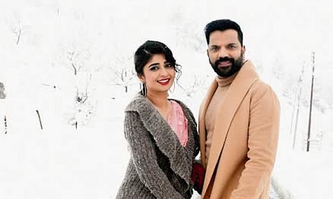 Sathish, Aditi Prabhudeva shoot a song in Kullu Manal