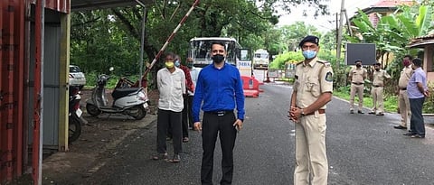 दोडामार्ग-नाकाबंदी आदी व्यवस्थेची पाहणी करताना मामलेदार पंडित.
