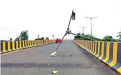 अटल सेतूवर कोसळलेला विजेचा खांब हे भाजपच्या भ्रष्ट राजकारणाचेच स्मारक