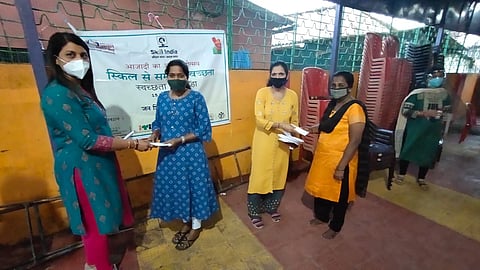 कौशल्य भारत अंतर्गत जन शिक्षण संस्थान गोवा तर्फे गरिबी रेषेखालील भागात मोफत सॅनिटायझर वाटप करताना.