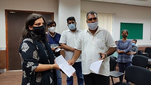  जिल्हाधिकारी रुचिका कटीयाल याना निवेदन सादर करताना  इनासियो व्हाज