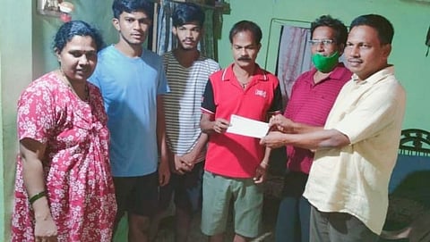 पूरग्रस्त पिळगावातील तारी कुटुंबाला 
जिल्हा पंचायत अध्यक्षाकडून अर्थसाहाय्य