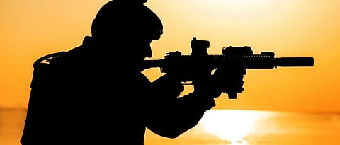 पोलीस आणि सुरक्षा दलात (police and security forces) झालेल्या चकमकीत एका अज्ञात दहशतवाद्याने ठार मारण्यात आले आहे. 