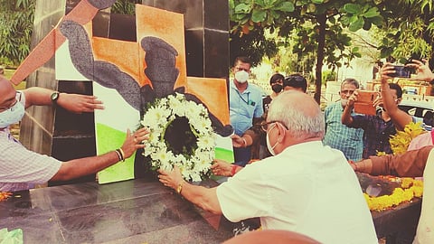Mr. Arlekar while offering a wreath to the martyr's memorial, in Vasco -Goa. on Monday, 26 July, 2021.