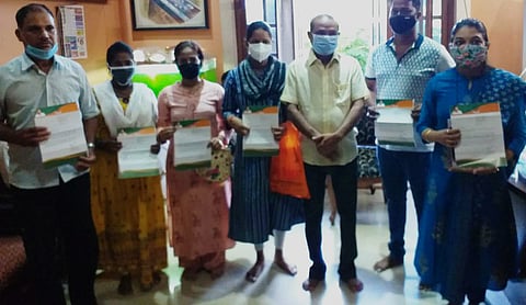 शिवोलीतील लाडली लक्ष्मी योजनेतर्गत लाभार्थांसमवेत आमदार विनोद पालयेंकर 