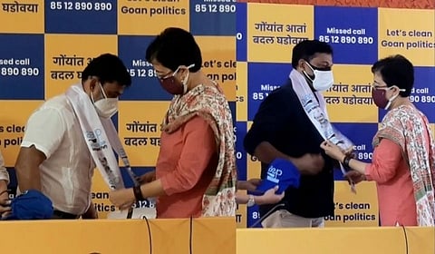 अतिशी यांनी या कृतीच्या वर्धापन दिनानिमित्त या आमदारांना काँग्रेस जनता पार्टी नावाचा केक पाठवण्याची घोषणा केली.