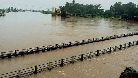 पंचगंगा नदीने धोक्याची पातळी ओलांडली असून,नदीकाठच्या लोकांना सावधानतेचा इशारा देण्यात आला आहे. 