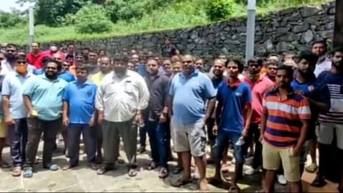 मोरजी येथे टॅक्सी व्यावसायिकांना मार्गदर्शन केल्यानंतर बोलताना सुदीप ताम्हणकर व इतर