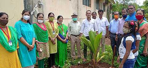 वनमहोत्सव कार्यक्रमानिमित्ताने विद्यालयाच्या परिसरात वृक्षारोपण करताना  पाहुणे नकुळ म्हामल  सोबत प्रकाश मुचंडी, कृष्णा तळवणेकर, मुख्याध्यापिका मिनी पी.एस , महादेव गवंडी, कृष्णा  तळवणेकर  व इतर शिक्षक