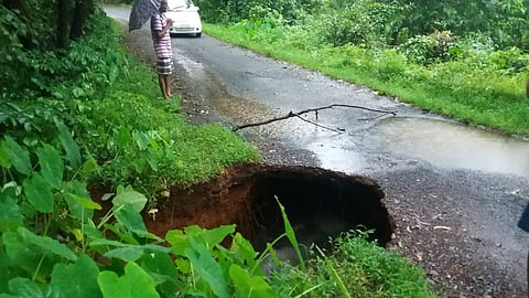 पेळावदा रावण येथे खचलेला पुलाचा रस्ता