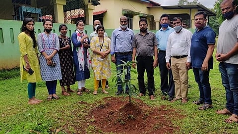 पिसुर्ले येथिल वनमोहत्सव कार्यक्रमात सहभागी झालेले शिक्षक वर्ग