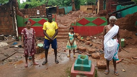 कणकीरे येथे कोसळलेले गरीब आदिवासी कुटुंबाचे घर