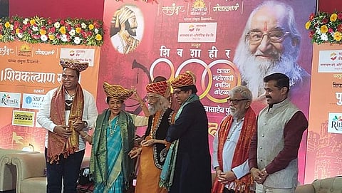शिवशाहीर बाबासाहेब पुरंदरे यांचा शतक महोत्सवी वर्षारंभानिमित्त आशा भोसले यांच्या हस्ते पुणे येथे भव्य सत्कार करण्यात आला. यावेळी राज ठाकरे, अशिष शेलार,गजानन मेहेंदळे आदी उपस्थित होते. 