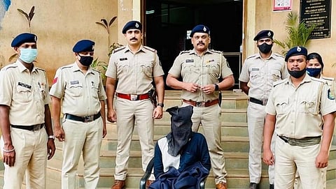 मांद्रे येथील एका दुकानात १७ मे रोजी मोबाईल दुकानात चोरी करून मोबाईल व इतर सामानाची चोरी केल्याची ताक्रार मिळाली होती.