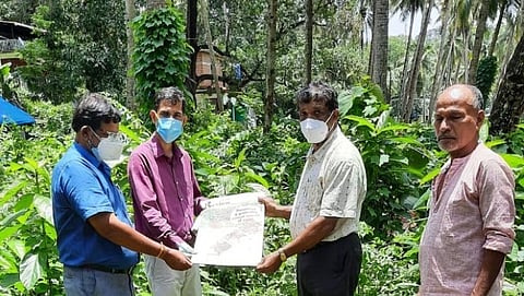 ठरावाच्या प्रती विराज देसाई, राजेंद्र देसाई यांना देताना सिरिल फर्नांडिस, बाजूस रूपा नाईक.