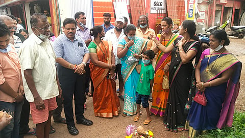 पाण्याची समस्या (Water problem) चतुर्थीपूर्वी सोडवण्याची ग्वाही आमदार दयानंद सोपटे (MLA Dayanand Sopte) यांनी आगरवाडा मुख्य रस्ता ते हनुमान मंदिर पर्यंत नवीन जलवाहिनी घालण्याच्या कामाचा शुभारंभ केल्यानंतर ते बोलत होते.
