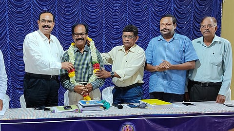 As Ashok Naik was re-elected as the President of the Gomantak Bhandari Samaj at a public meeting held in Ponda-Goa, the executive members congratulated him by laying wreaths.
29th Aug. 2021