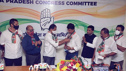 एल्विस गोम्स यांनी काँग्रेस पक्षामध्ये रितसर प्रवेश केला.
