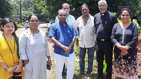 मार्ना- शिवोलीत नवीन ट्रान्स्फॉर्मरची पायाभरणी केल्यानंतर आमदार विनोद पालयेंकर, सोबत सरपंच शर्मीला वेर्णेकर, उप-सरपंच विलीयम फर्नाडीस व इतर पंचसदस्य