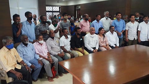 पेडणे मतदारसंघातील शेतकाऱ्यासोबत उपमुख्यमंत्री बाबू अजगावकर (Goa)   