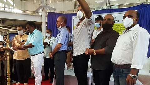 आराडी-कळंगुट येथे नवीन  वीज उपकेद्राच्या केद्राची पायाभरणी समारंभात समई प्रज्वलीत करतांना वीजमंत्री निलेश काब्राल
