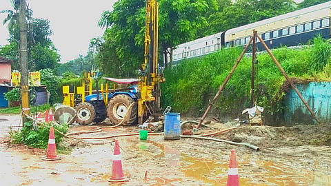 Goa Railway Double Track: वास्को उडी बेलाबाय रेल्वे दुपदरीकरणासाठी माती चाचणीचे काम सुरू असताना.