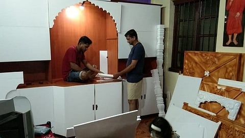 गणेश चतुर्थीच्या सजावटीचे काम करतांना युवक