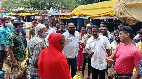 मुरगाव पालिका मार्केट समितीचे पदाधिकारी विक्रेत्याशी बोलताना (Goa)